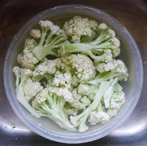 腊肉炒有机花菜的做法 步骤1