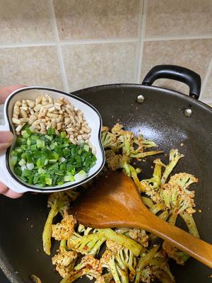 从烧烤摊搬上餐桌的孜然花菜的做法 步骤8