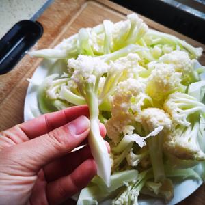 最适合冬天吃的，砂锅花菜一锅乱炖的做法 步骤1