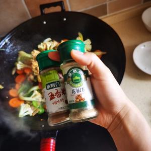 最适合冬天吃的，砂锅花菜一锅乱炖的做法 步骤14