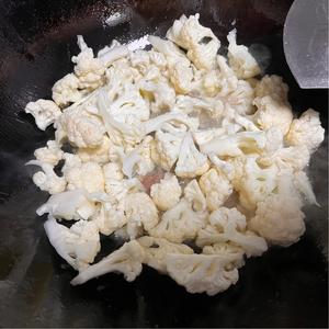 花菜炒肉的做法 步骤6