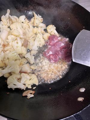 花菜炒肉的做法 步骤8