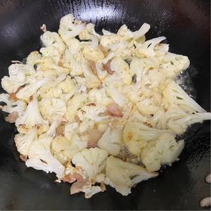 花菜炒肉的做法 步骤7