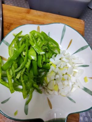 蘑菇(平菇)炒肉的做法 步骤3