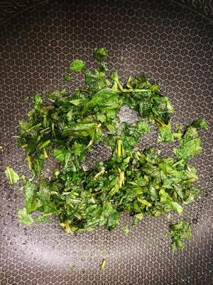 香花菜煎鸡蛋的做法 步骤8