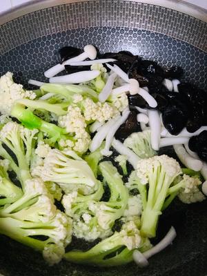 西红柿炒花菜（蔬菜大杂烩的首选，汤汁超级下饭??）的做法 步骤3