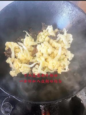 菜花炒木耳的做法 步骤6