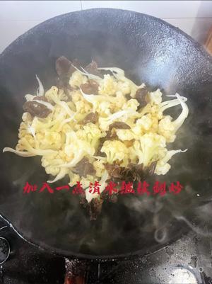 菜花炒木耳的做法 步骤7