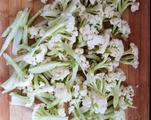 素炒花菜 不加肉也简单好吃的快手菜的做法 步骤1