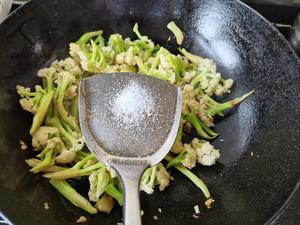 素炒花菜 不加肉也简单好吃的快手菜的做法 步骤6