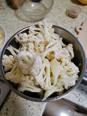 干锅菜花，好不好吃不知道，反正家人经常要我做的做法 步骤1