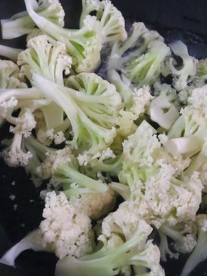 素炒花菜——饭遭殃版的做法 步骤1