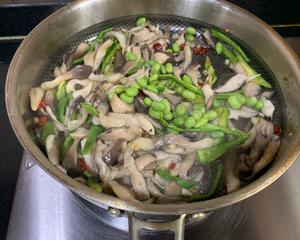 毛豆炒平菇的做法 步骤6