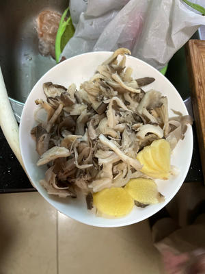 超简单美味炒平菇的做法 步骤2