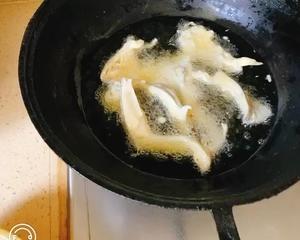 外酥里嫩的家常炸平菇的做法 步骤7