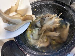 煮平菇小白菜豆腐鸡蛋汤的做法 步骤3