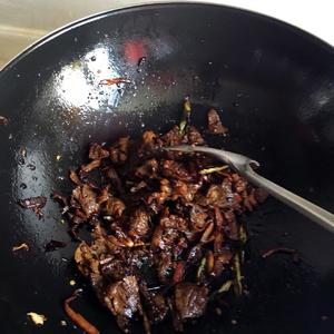 三椒平菇炒牛肉的做法 步骤11