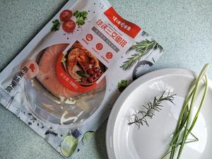 减脂餐的助攻手～嫩煎佳沃鲜生三文鱼排的做法 步骤1