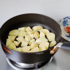 香煎土豆脆皮肠的做法 步骤3
