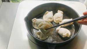 抱蛋煎饺，让速冻饺子好看又好吃～蘸醋吃爱了爱了的做法 步骤13