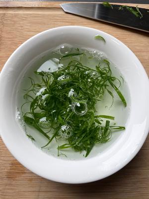 10分钟做 清蒸鲈鱼 （附切鱼图解）的做法 步骤8