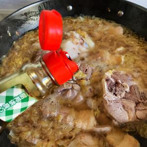酸菜炖大骨头的做法 步骤13
