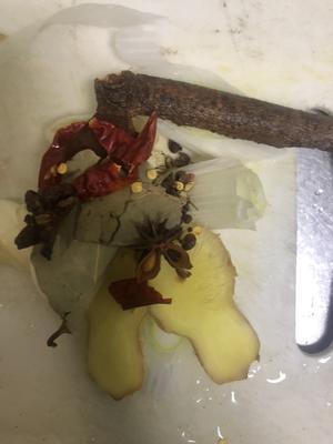 红烧肉炖海带结的做法 步骤2
