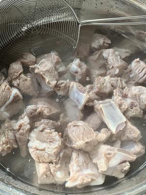 酸菜炖排骨?地道东北菜的做法 步骤1