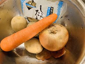 地道日式土豆炖牛肉（肉じゃが）的做法 步骤1