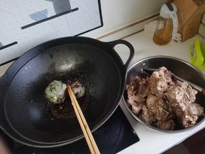 铁锅炖大骨头一锅出的做法 步骤3