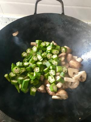 秋葵蘑菇炒牛肉（高蛋白减脂餐）的做法 步骤6