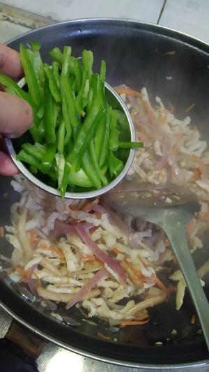家常茶树菇炒鸡丝的做法 步骤5