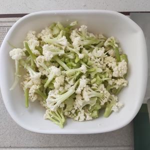 菜花炒肉的做法 步骤1