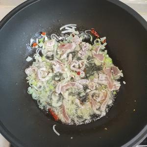菜花炒肉的做法 步骤8