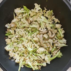 菜花炒肉的做法 步骤10