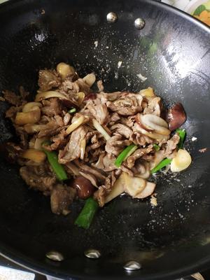 <;松茸菇炒牛肉>;，爱了爱了。欣小厨 ?的做法 步骤8