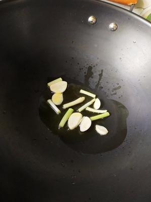 <;松茸菇炒牛肉>;，爱了爱了。欣小厨 ?的做法 步骤6