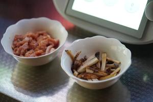 松茸炒松板肉丝（伊比利亚黑猪松板肉）的做法 步骤1