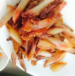 三菇炒腊肉的做法 步骤3