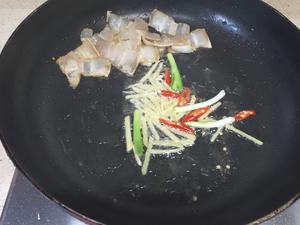 姬松茸炒腊肉的做法 步骤9