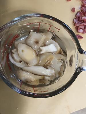松茸焖饭的做法 步骤3