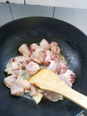 香菇炖鸡腿肉的做法 步骤6