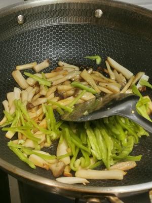 减脂菜：鸡腿菇爆炒青椒的做法 步骤5