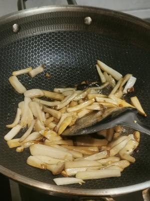 减脂菜：鸡腿菇爆炒青椒的做法 步骤4