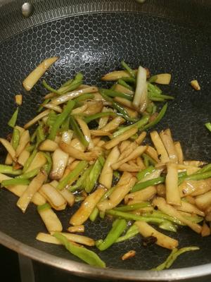 减脂菜：鸡腿菇爆炒青椒的做法 步骤6