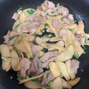 鸡腿菇炒肉的做法 步骤6