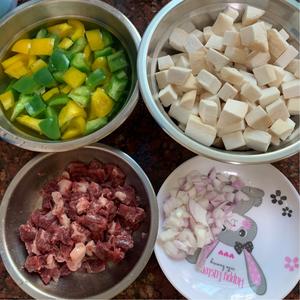 椒盐鸡腿菇牛肉粒的做法 步骤1