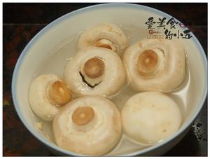 鸡腿蘑菇汤，更符合营养学，更适合小家庭的鲜美汤水的做法 步骤3