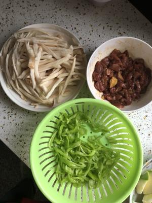 家庭小炒～鸡腿菇炒肉的做法 步骤3