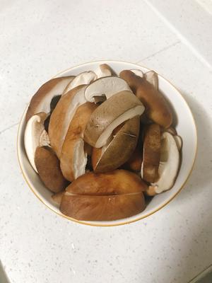 下饭神菜腐乳香菇蒸鸡腿肉的做法 步骤2